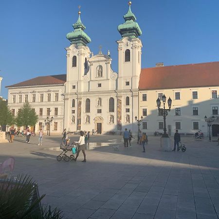 Origo Apartment Gyor Bagian luar foto