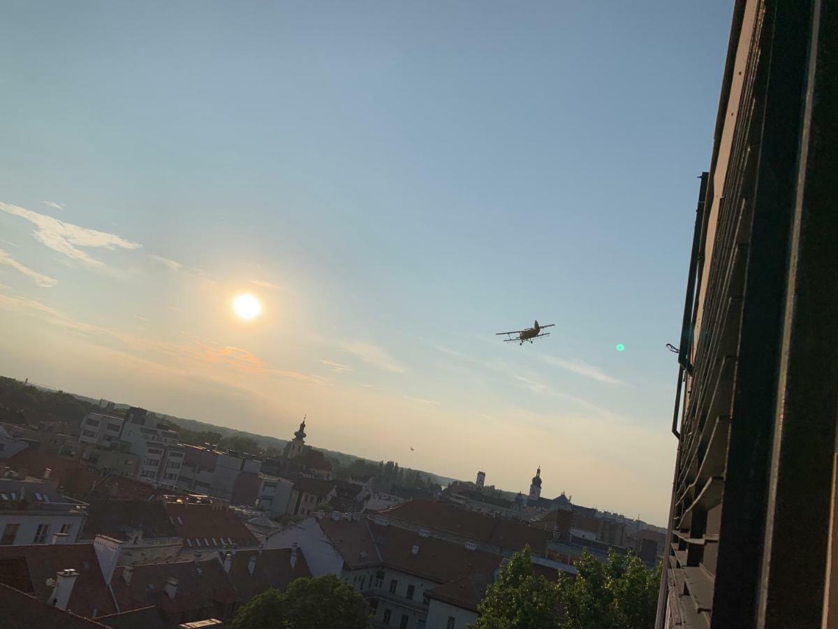 Origo Apartment Gyor Bagian luar foto